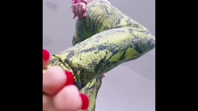 CRUSH pov GIANTESS DEBORA- Step step on you