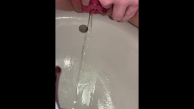 Controlled piss in sink