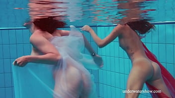 View sexiest girls swim nude inside the pool