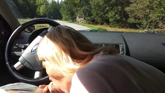 Cougar sucking off cock on the parking by the outside road.