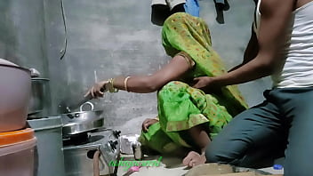 देसी इंडियन भाभी को रसोई में रोटी बना रही थीं उसकी जबरदस्त चोदा हिन्दी क्लियर आवाज में new year 2022 best film