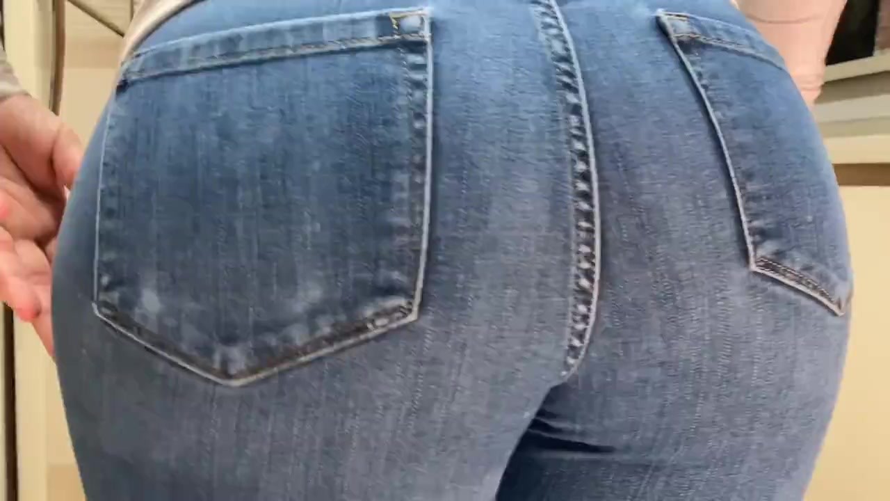 Braless mom with Huge Breasts and A Round Butt into Jeans