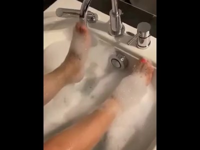 bubble toes bath-tub