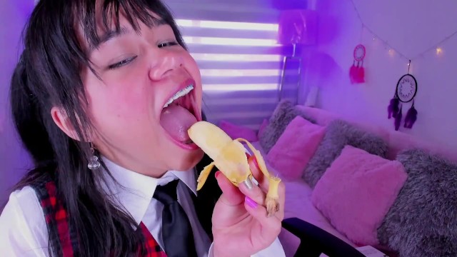 Lila Jordan eats a banana