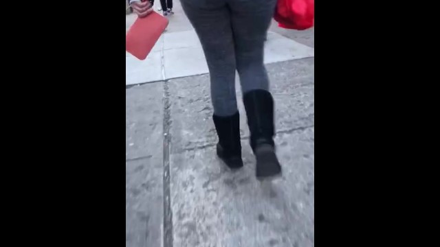 Vpl jiggly ass mom