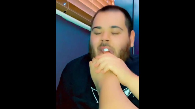 Daddy loves licking my toes and sucking off feet