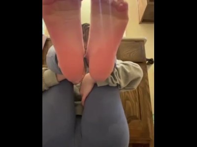 AMATEUR COLLEGE 19 YO SCRUNCHING HER GIGANTIC SOLES AFTER CLASS