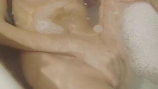 FREAKY WOMEN QUICK ORGASM IN GODDESS TUB-BATH TUB - CANDICE DELAWARE