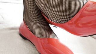 SHOEJOB 4K with red stilettos & fishnet tights.Huge cummed