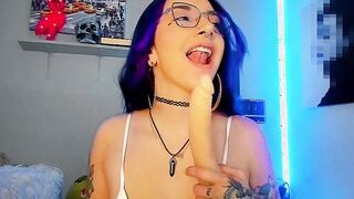 Hottie Colombian otaku webcamer demonstrates her ability to gag on