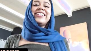 Hijab Hookup - Sexual 19 Year Mature Offers Her Middle-eastern Vagina To